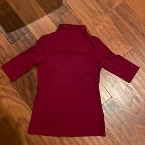 Theory turtle neck short sleeves burgundy color
